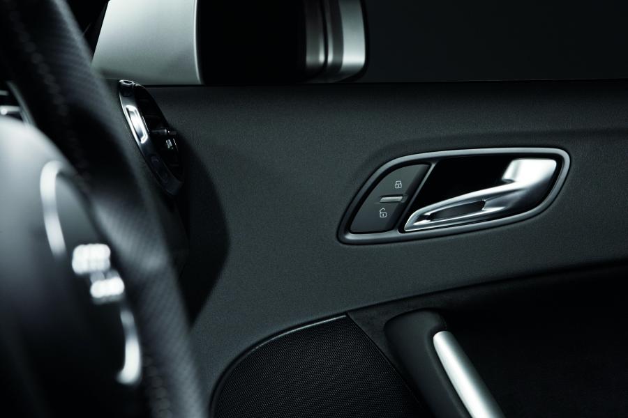 Детали интерьера Audi TT RS Coupe (8J) 2011 года  (NA) (фото 24 из 30)
